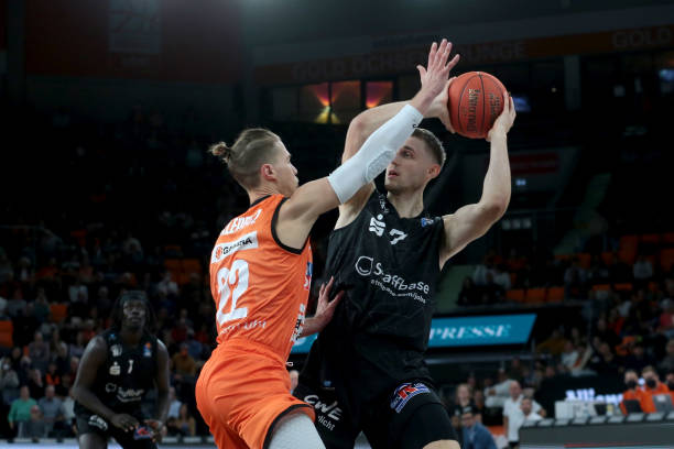 演着后防领 演着后防领